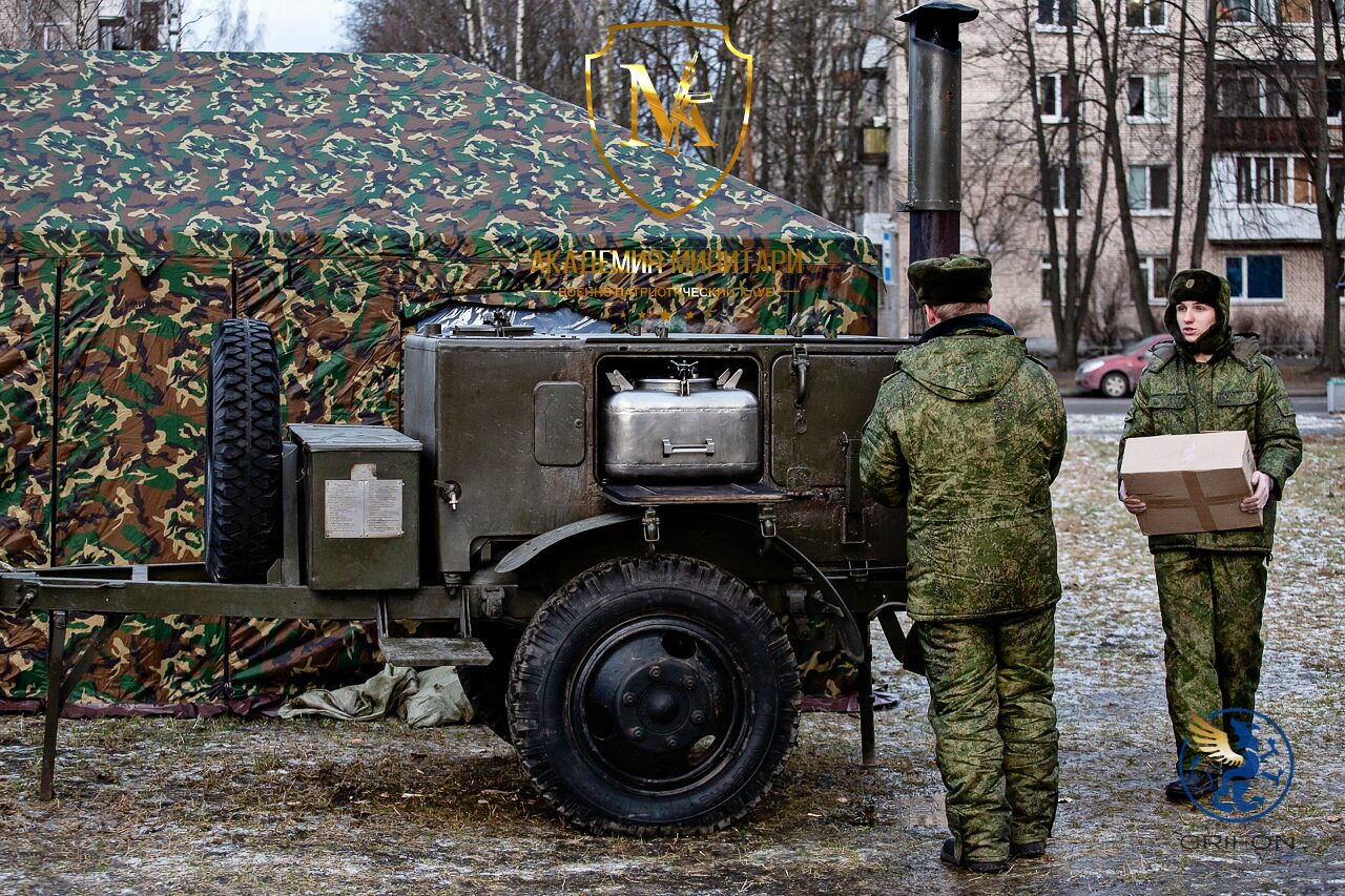 Вермишелевый суп и горячий чай из настоящей военной (армейской) полевой  кухни